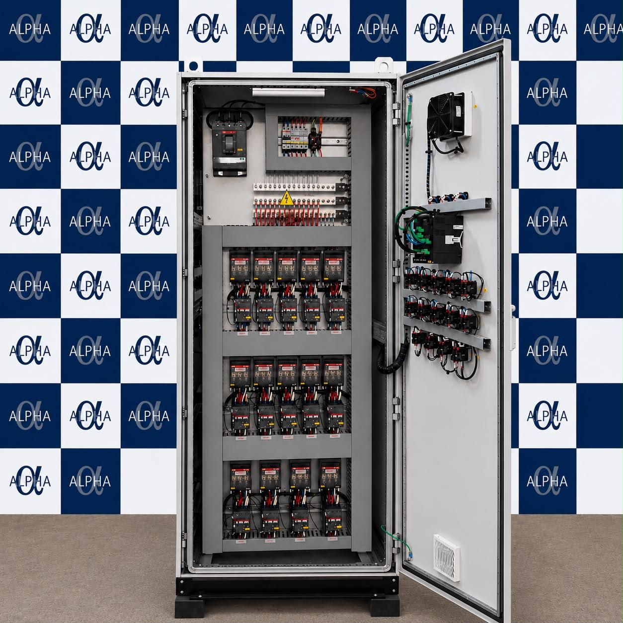 Engenheiro operando IHM industrial